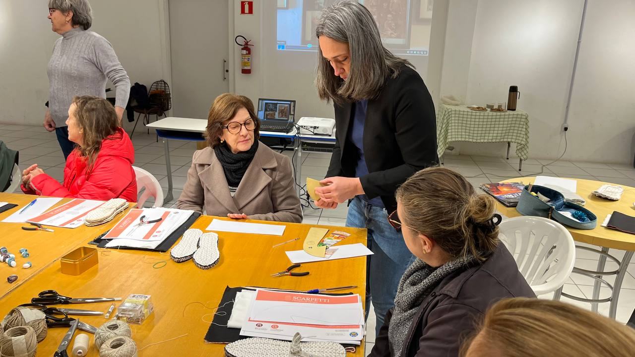 Elisa Mainardis e alcune partecipanti del workshop di scarpets in Brasile